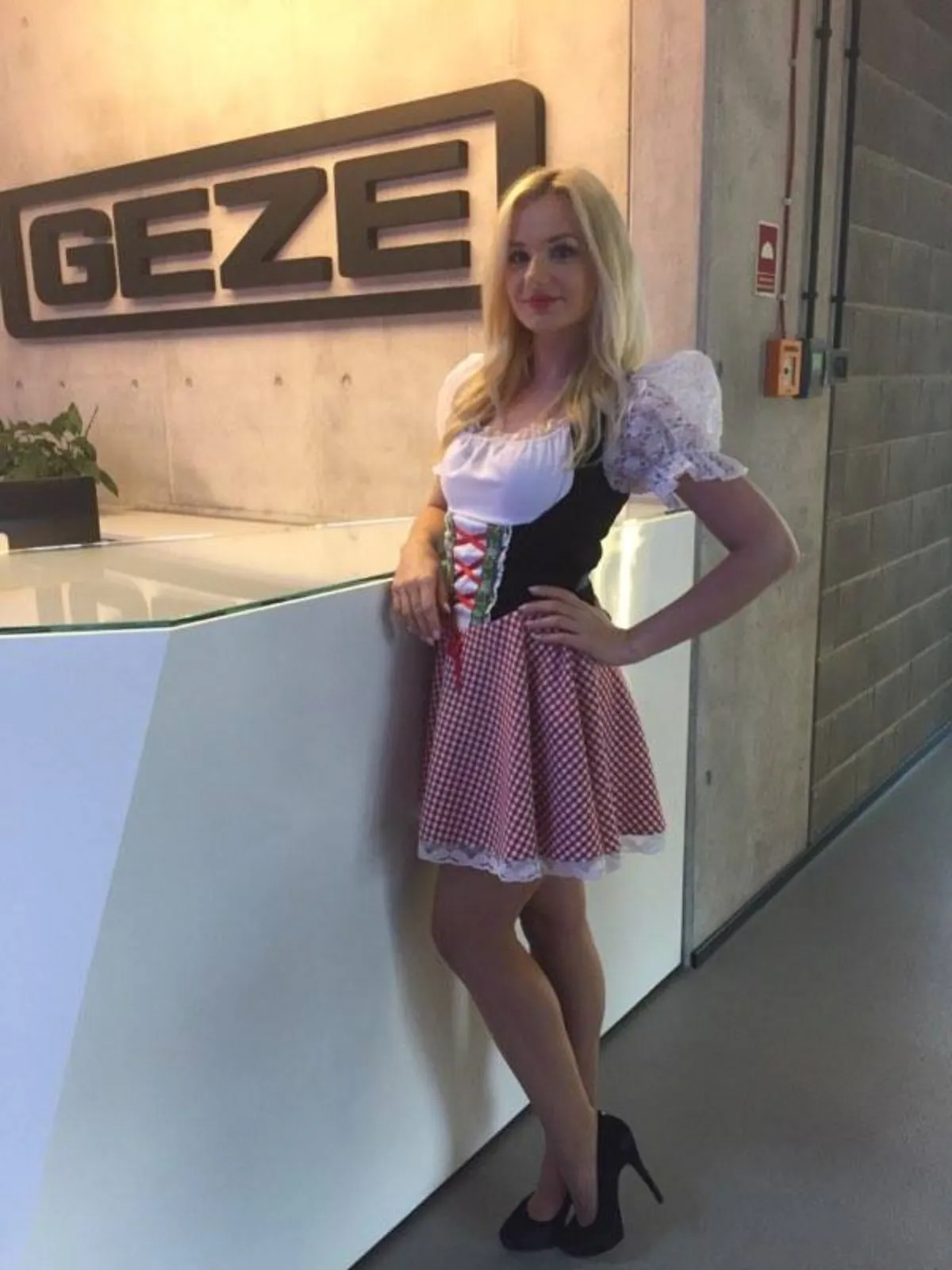 Bavarian-Themed Hostesses - photo 2
