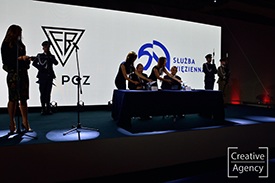 Hostessy Targi Zbrojeniowe MSPO w Kielcach podczas pracy. | Agencja hostess Creative-Agency.pl - zdjęcie 15