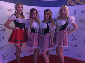 Hostessy w strojach bawarskich podczas eventu firmowego | Hostessy na eventy firmowe z Creative-Agency - zdjęcie 1