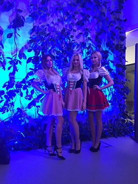 Hostessy w strojach bawarskich podczas eventu firmowego | Hostessy na eventy firmowe z Creative-Agency - zdjęcie 4